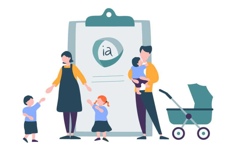 To voksne står sammen med to barn. Den ene voksne står ved siden av en barnevogn, og holder et tredje barn i armene. Bak dem kan man se en utklippstavle med IA-logoen på. Illustrasjon.