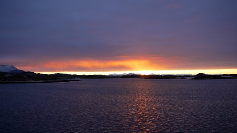 Landskapsfoto. Bildet viser en solnedgang i havgapet utenfor Smøla.