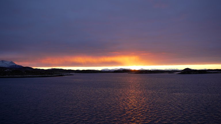 Landskapsfoto. Bildet viser en solnedgang i havgapet utenfor Smøla.